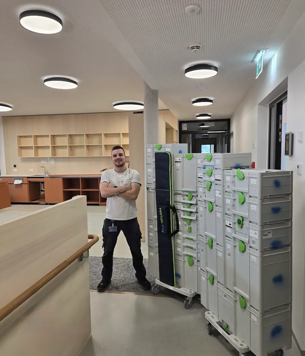 MK-HolzMont fitter with Festool equipment during an interior installation